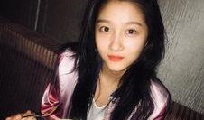 关晓彤法国吃瓜,意外成为“吃瓜群众”焦点