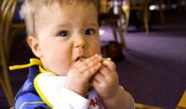 亲子吃瓜搞笑瞬间,笑料横生的温馨瞬间