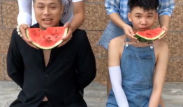 家长吃瓜比赛洗脸,家长吃瓜大赛洗出欢乐时光