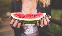 梦见和朋友叼着吃瓜,与好友共享瓜果时光