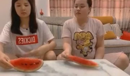 家长吃瓜比赛洗脸,家长吃瓜大赛洗出欢乐时光