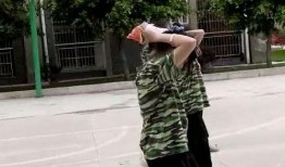 吃瓜女子倒地,一幕引发社会关注的瞬间