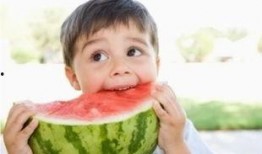 亲子吃瓜搞笑瞬间,笑料横生的温馨瞬间