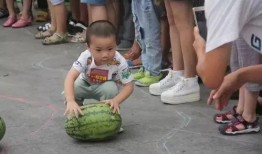 亲子吃瓜搞笑瞬间,笑料横生的温馨瞬间