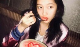 关晓彤法国吃瓜,意外成为“吃瓜群众”焦点